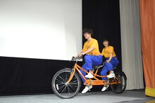 自転車に乗って登場した間宮祥太朗（左）と土屋太鳳（右）。