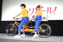 自転車に乗って登場した間宮祥太朗（左）と土屋太鳳（右）。