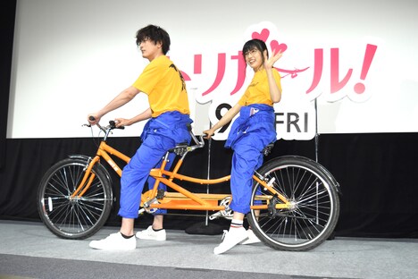 自転車に乗って登場した間宮祥太朗（左）と土屋太鳳（右）。