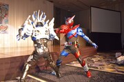 スマッシュと戦う仮面ライダービルド。