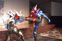 スマッシュと戦う仮面ライダービルド。