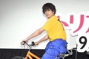 自転車を降りるまでハンドルのベルを鳴らし続けていた間宮祥太朗。