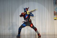スマッシュと戦う仮面ライダービルド。
