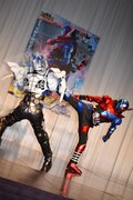 スマッシュと戦う仮面ライダービルド。
