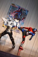 スマッシュと戦う仮面ライダービルド。