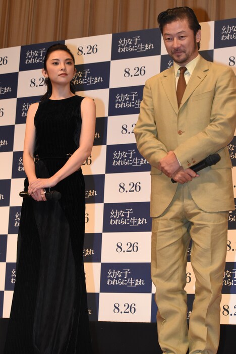左から田中麗奈、浅野忠信。