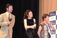 宿題の解答を考える浅野忠信（左）、田中麗奈（中央）、三島有紀子（右）。