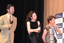 宿題の解答を考える浅野忠信（左）、田中麗奈（中央）、三島有紀子（右）。