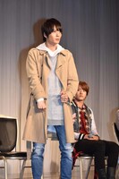 変身ポーズを披露する犬飼貴丈。