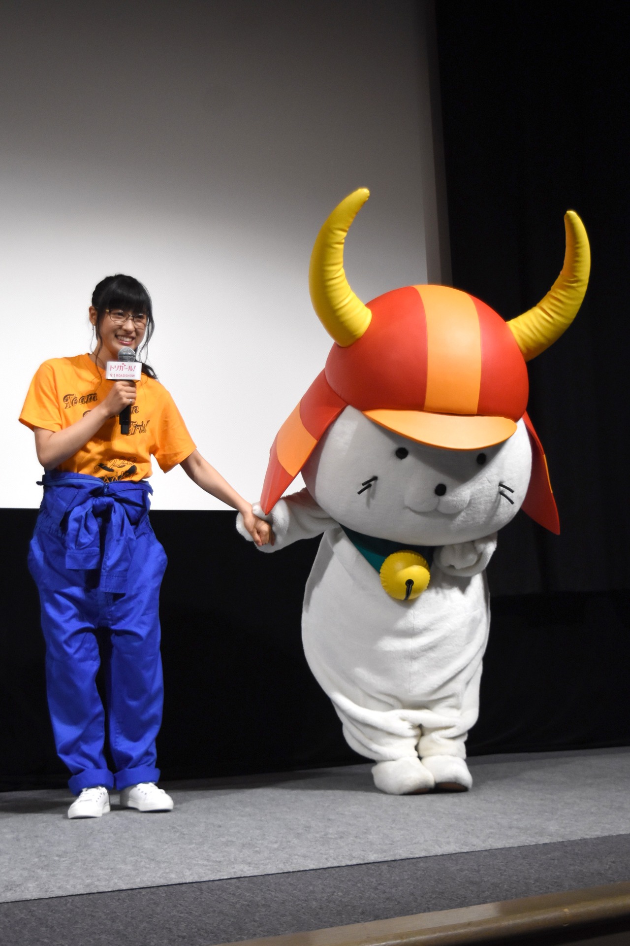 土屋太鳳（左）に手を引かれるひこにゃん（右）。