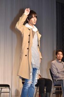 変身ポーズを披露する犬飼貴丈。