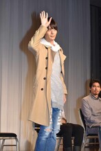 変身ポーズを披露する犬飼貴丈。