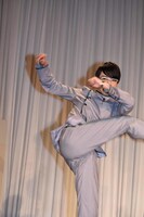 「仮面ライダーカブト」のキックを披露する越智友己。