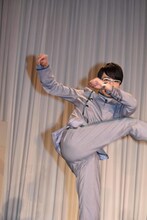 「仮面ライダーカブト」のキックを披露する越智友己。