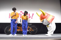間宮祥太朗（左）と土屋太鳳（中央）に、深くお辞儀をするひこにゃん（右）。