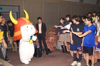 フォトセッション時に再度登場し、観客に手を振るひこにゃん。