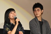 左から芳根京子、寛一郎。