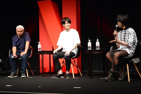 楽しげに話を交わす登壇者たち。