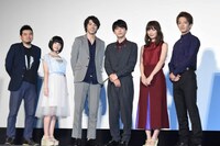 「トモダチゲーム」完成披露舞台挨拶の様子。