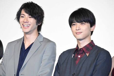 左から山田裕貴、吉沢亮。