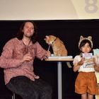 “ボブという名の猫”が原作者におねだり、ジャパンプレミアに新津ちせも登場