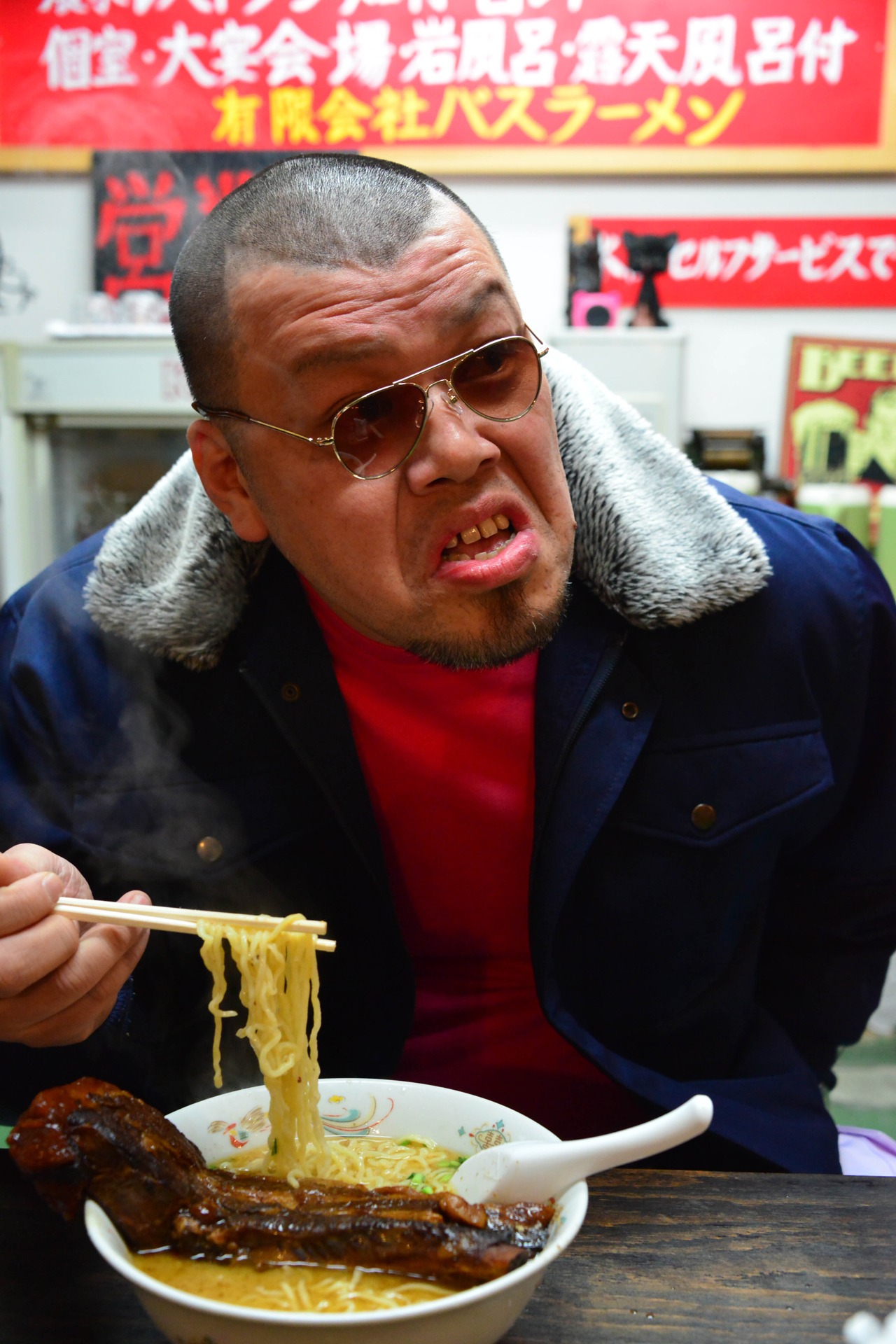 「デメキン」に出演する野性爆弾のくっきー。