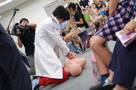 「仮面ライダーエグゼイドが、厚生労働省へやってきた!!」イベントで心臓マッサージを体験した飯島寛騎。