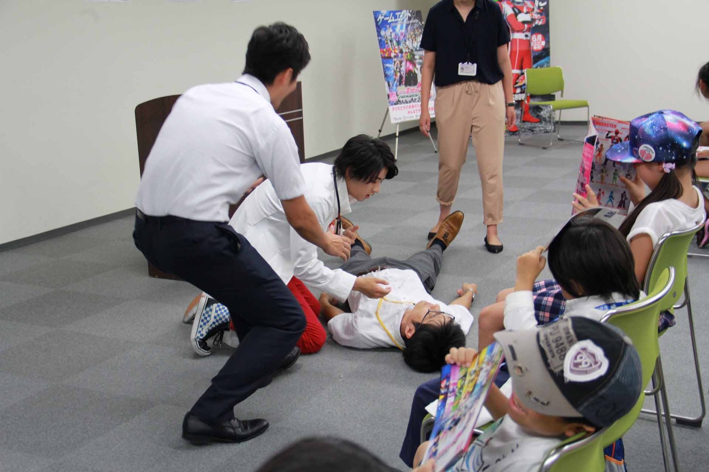 「仮面ライダーエグゼイドが、厚生労働省へやってきた!!」イベントで心臓マッサージを体験した飯島寛騎（中央）。