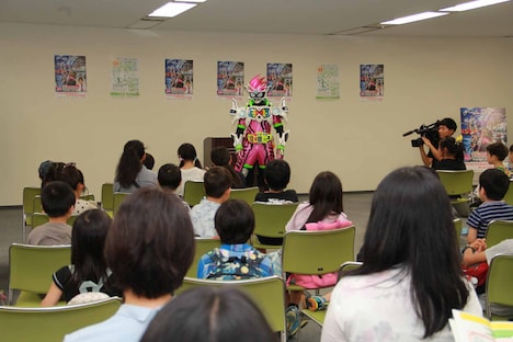 「仮面ライダーエグゼイドが、厚生労働省へやってきた!!」イベントに登壇した仮面ライダーエグゼイド。