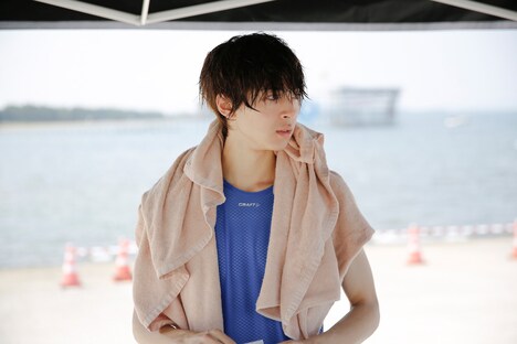 「トリガール！」撮影中の高杉真宙オフショット。