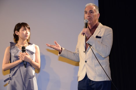 左から吉岡里帆、ロジャー・パルヴァース。