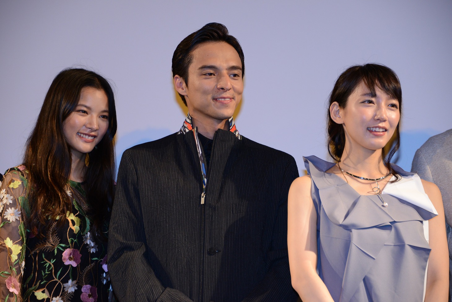 左から織田梨沙、満島真之介、吉岡里帆。