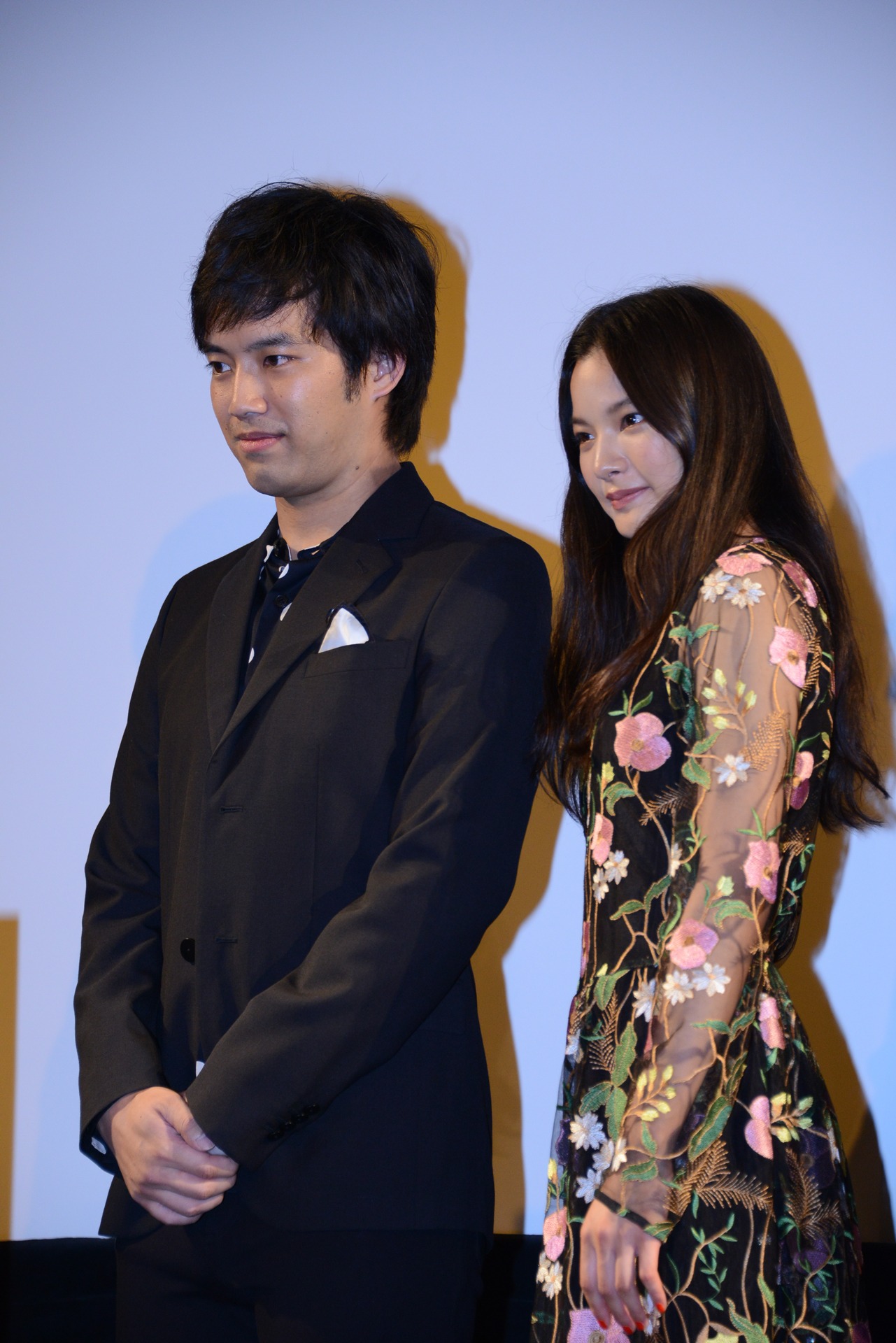 左から三浦貴大、織田梨沙。
