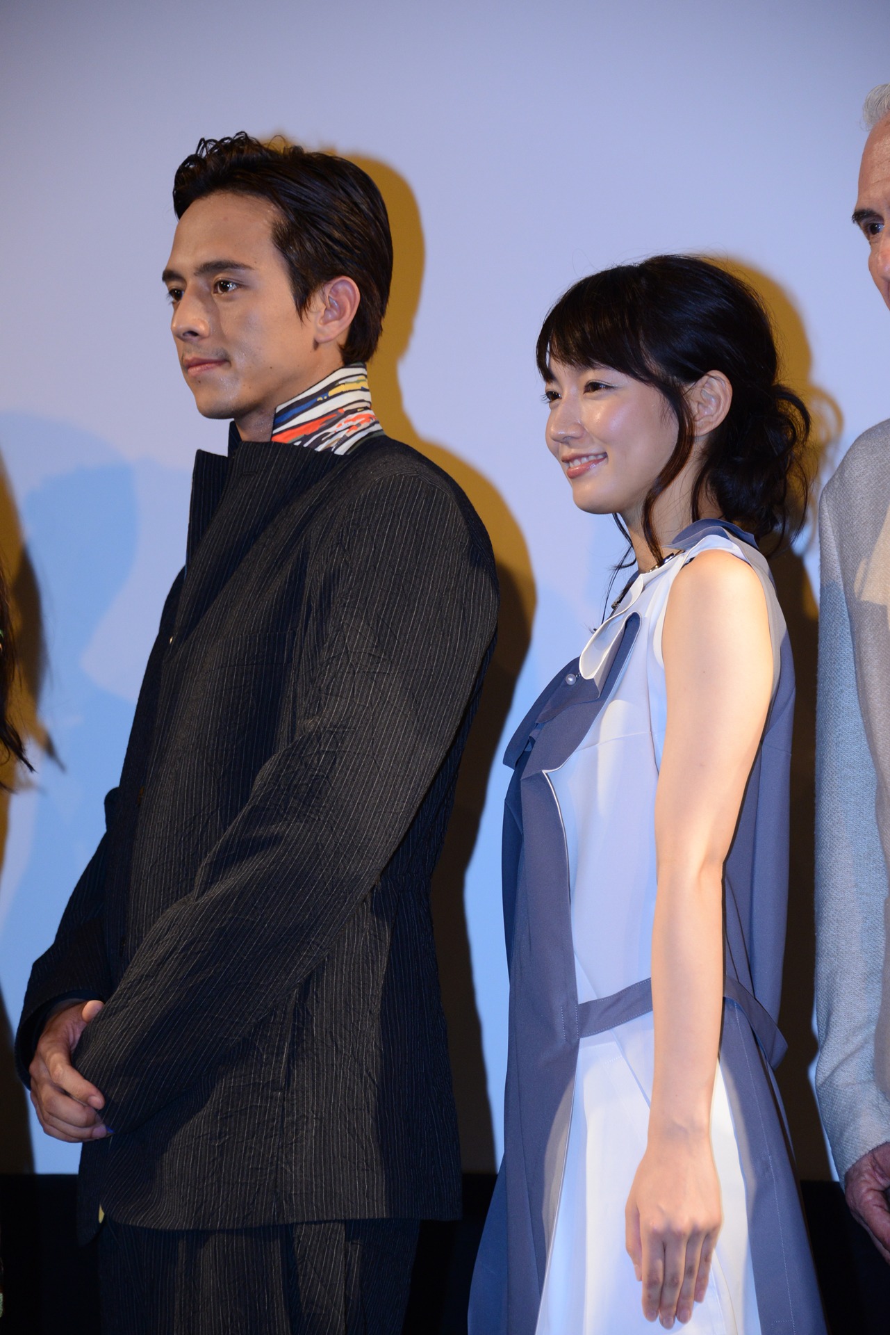 左から満島真之介、吉岡里帆。