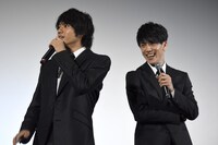 左から山田裕貴、青木玄徳。