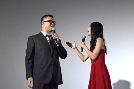 西原亜希（右）に選ばれて驚くシソンヌ長谷川（左）。