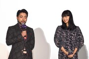 左から山田孝之、小松菜奈。