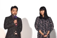 左から山田孝之、小松菜奈。