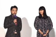 左から山田孝之、小松菜奈。
