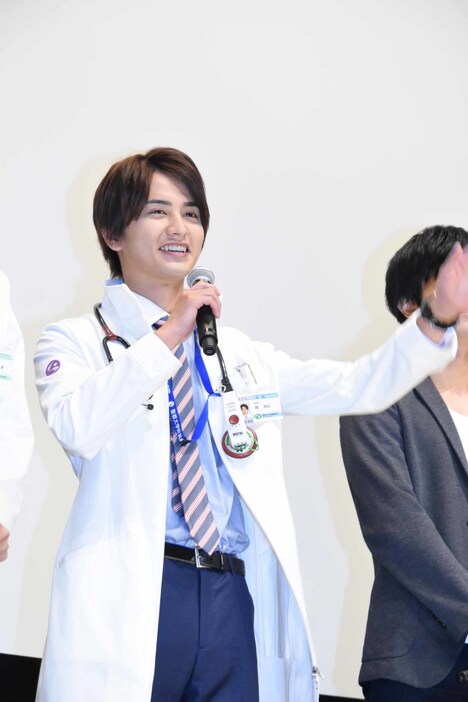 観客に「パパー！」と呼ばれて笑う瀬戸利樹。