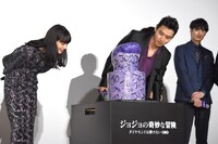 公開記念に用意されたケーキを見つめるキャストたち。