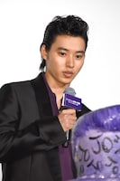 ケーキを見つめる山崎賢人。