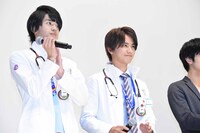 左から飯島寛騎、瀬戸利樹。