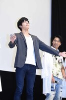 「神ー！」という声援を噛みしめる岩永徹也。