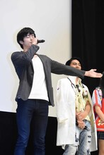 「君たちは最高の！」「モルモットだー！」というコールアンドレスポンスを楽しむ岩永徹也。