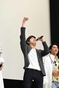 「君たちは最高の！」「モルモットだー！」というコールアンドレスポンスを楽しむ岩永徹也。