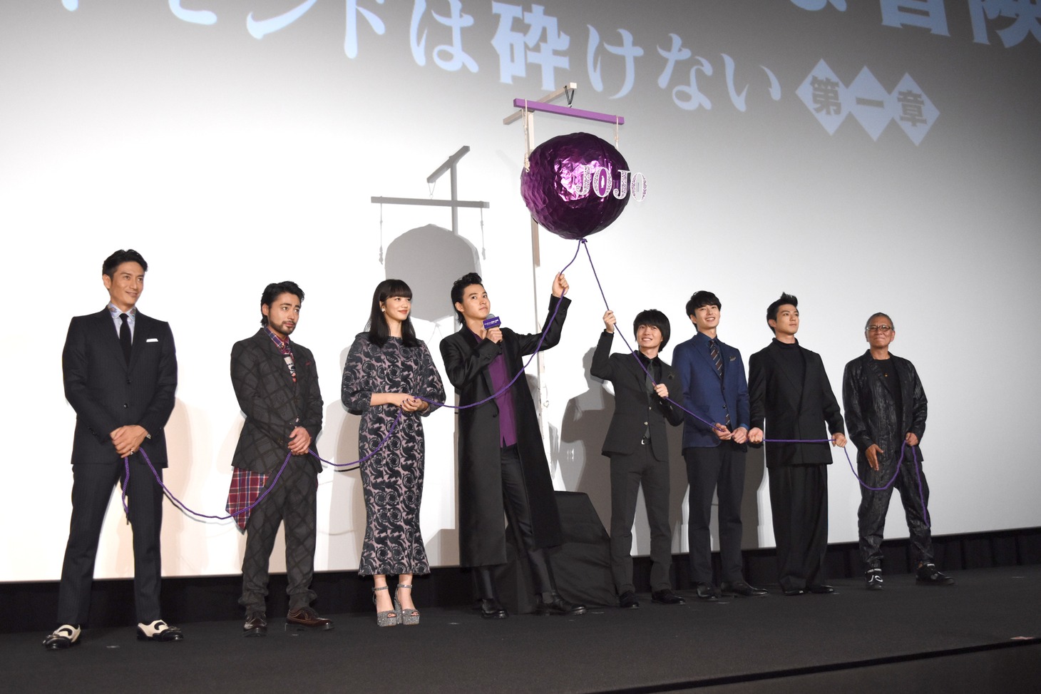 「ジョジョの奇妙な冒険 ダイヤモンドは砕けない 第一章」舞台挨拶の様子。