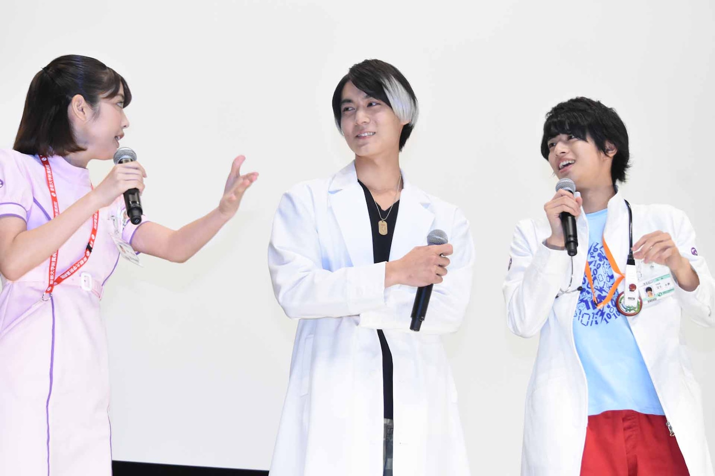 左から松田るか、松本享恭、飯島寛騎。