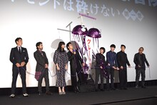 映画「ジョジョの奇妙な冒険 ダイヤモンドは砕けない 第一章」舞台挨拶の様子。左から伊勢谷友介、山田孝之、小松菜奈、山崎賢人、神木隆之介、岡田将生、新田真剣佑、三池崇史監督。