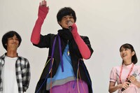 「残念でした」という劇場版でのセリフを披露した甲斐翔真（中央）。